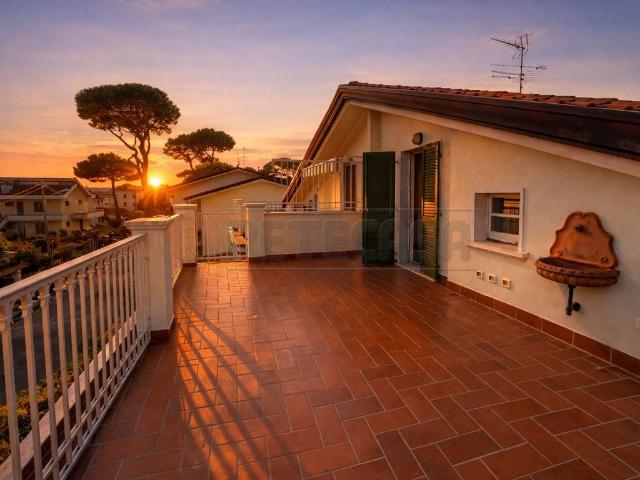 Palazzo in vendita a Marina di Massa, Marina Di Massa