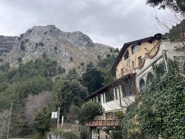 Palazzo in vendita a Ca' di Cecco, Marina Di Massa