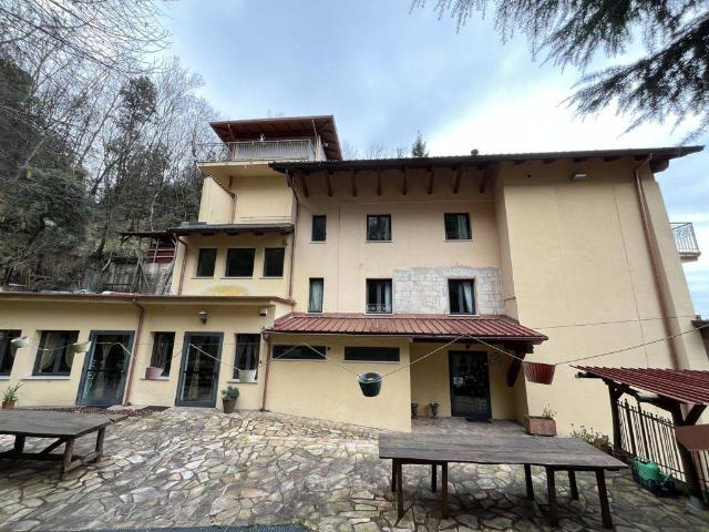 Palazzo in vendita a Ca' di Cecco, Marina Di Massa