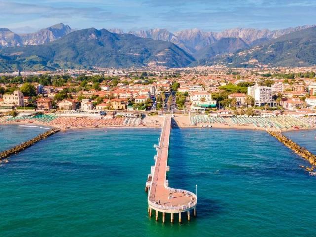 Palazzo in vendita a Marina di Massa, Marina Di Massa