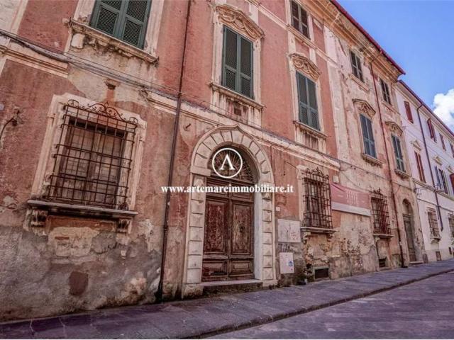 Palazzo in vendita a San Carlo, Marina Di Massa