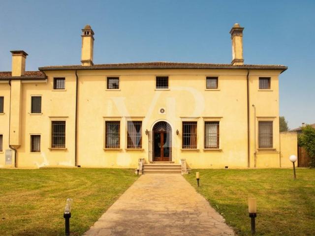 Palazzo in vendita a Mestrino, Veneto