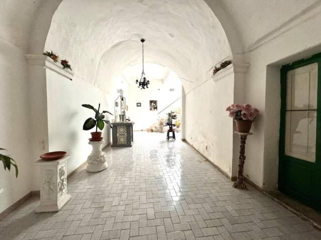 Palazzo in vendita a Meta, Campania