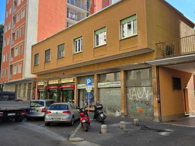 Palazzo in vendita a Lorenteggio, Milano