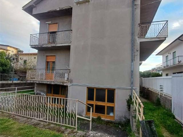 Palazzo in vendita a Scauri, Minturno