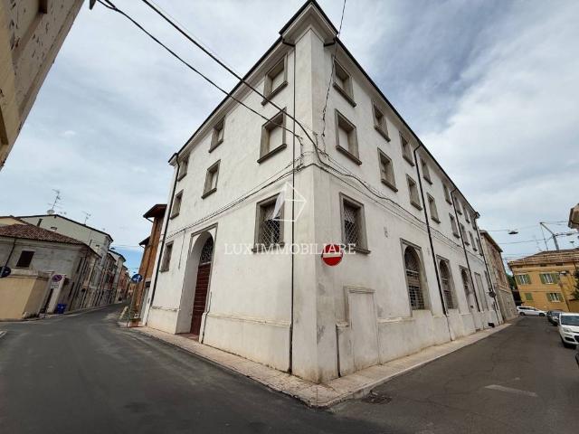 Palazzo in vendita a Unione Comuni Modenesi Area Nord, Mirandola