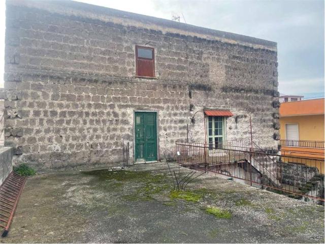 Palazzo in vendita a Mondragone, Campania