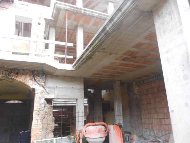 Palazzo in vendita a Mondragone, Campania