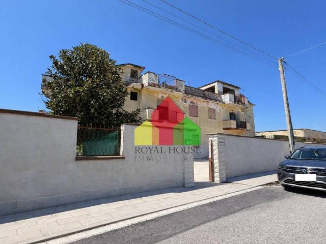 Palazzo in vendita a Mondragone, Campania
