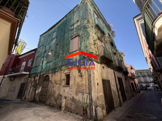 Palazzo in vendita a Mondragone, Campania