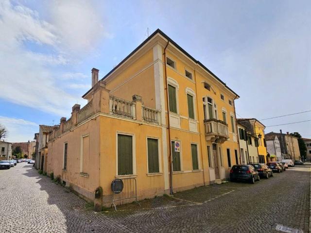 Palazzo in vendita a Montagnana, Veneto