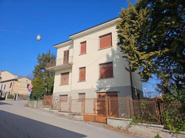 Locale Commerciale in vendita a Terre Roveresche, Marche