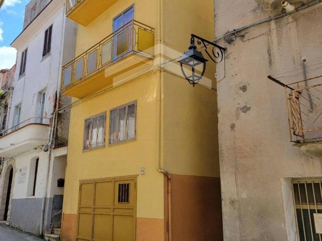 Palazzo in vendita a Monteroduni, Molise