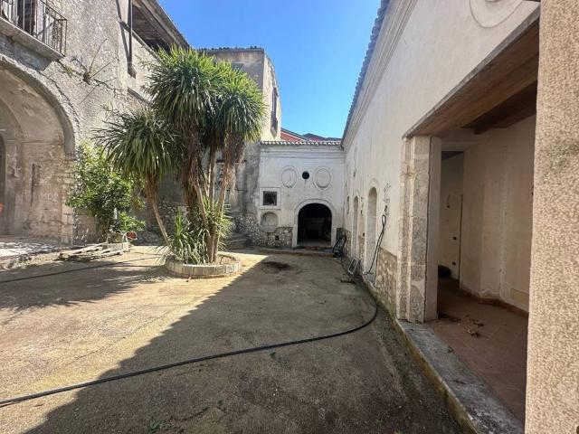 Palazzo in vendita a Borgo Fontanelle, Montesarchio