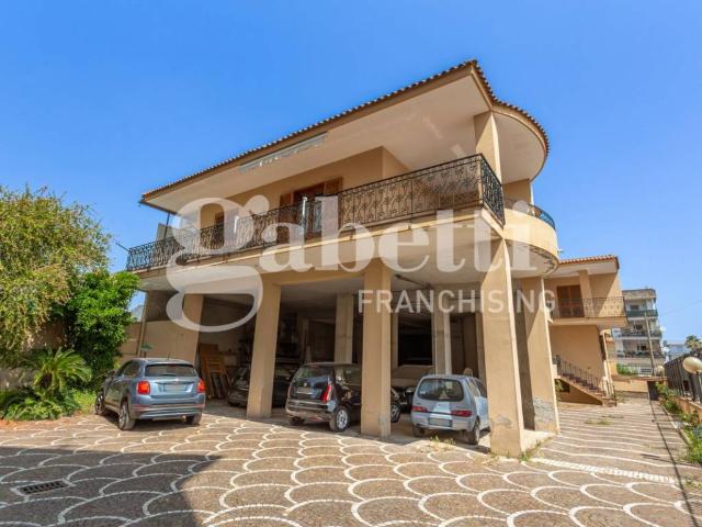 Palazzo in vendita a Mugnano Di Napoli, Napoli