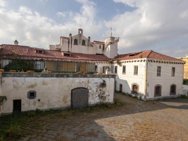 Palazzo in vendita a Napoli