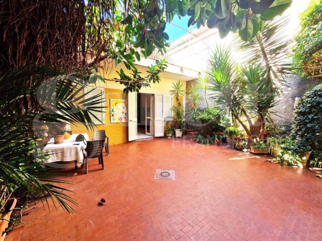 Palazzo in vendita a San Carlo all'Arena, Napola