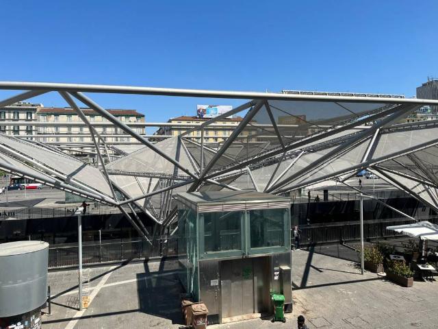 Palazzo in vendita a Napoli