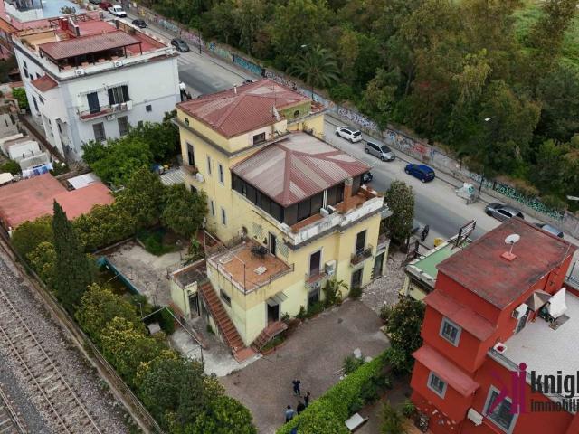 Palazzo in vendita a Coroglio, Campania