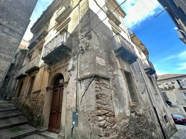 Palazzo in vendita a Novara Di Sicilia, Sicilia