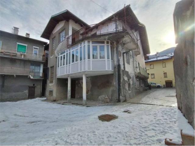 Palazzo in vendita a Nus, Aosta