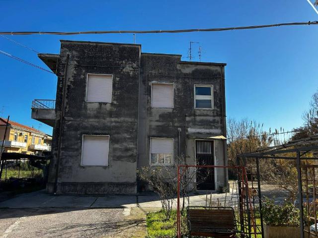 Palazzo in vendita a Rancitelli, Pescara
