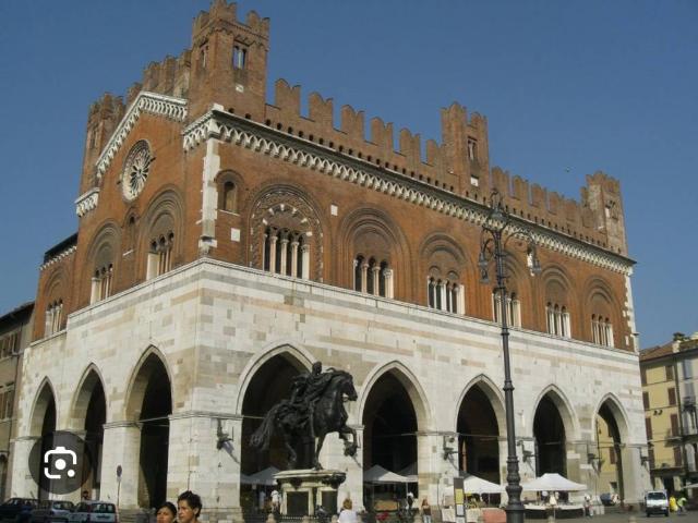 Palazzo in vendita a Giarona, Piacenza