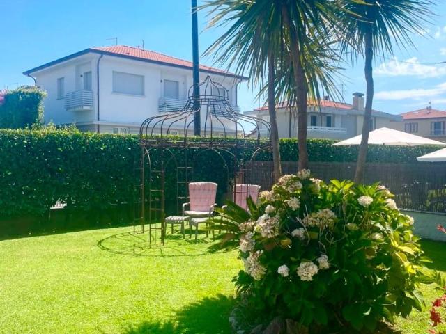 Palazzo in vendita a Marina di Pietrasanta, Pietrasanta