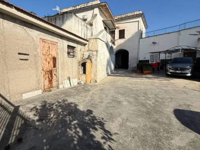 Palazzo in vendita a Pollena Trocchia, Campania