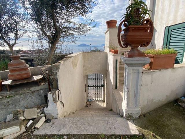 Palazzo in vendita a Pisciarelli, Pozzuoli