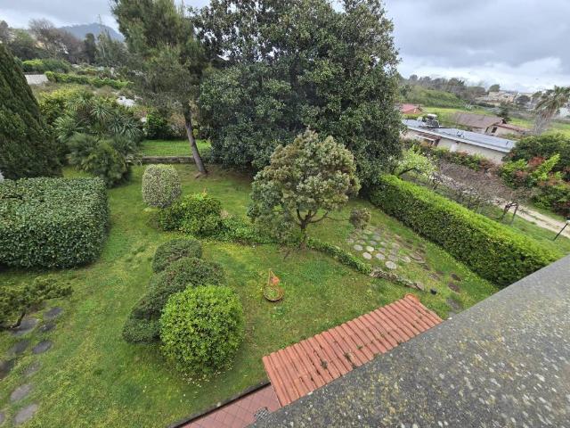 Palazzo in vendita a Pozzuoli, Napoli