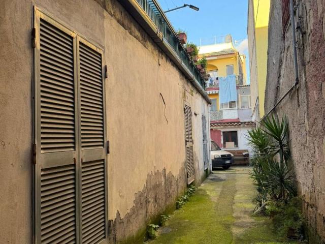 Palazzo in vendita a Quarto, Campania