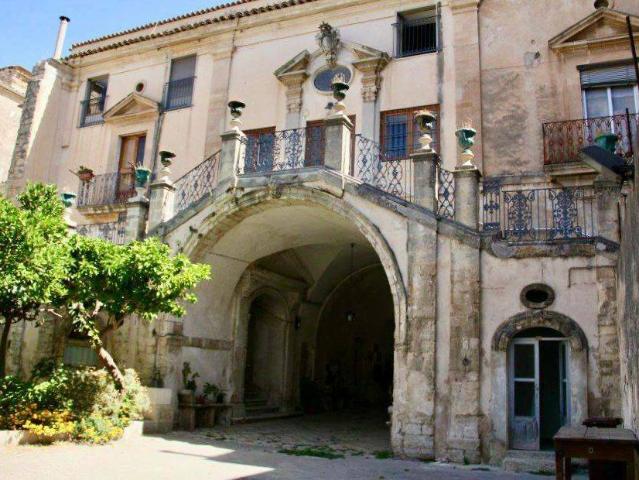 Palazzo in vendita a Ragusa Ibla, Ragusa