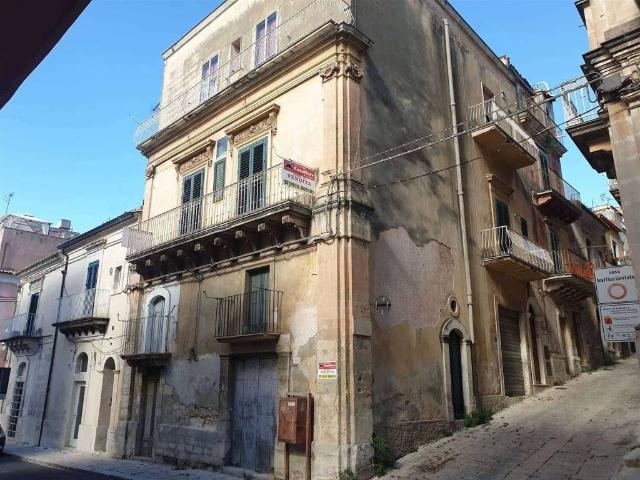 Palazzo in vendita a Ragusa Ibla, Ragusa