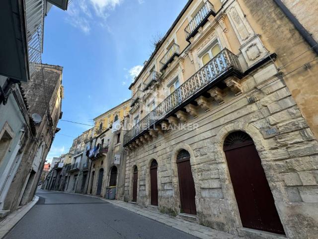Palazzo in vendita a Ragusa Ibla, Ragusa