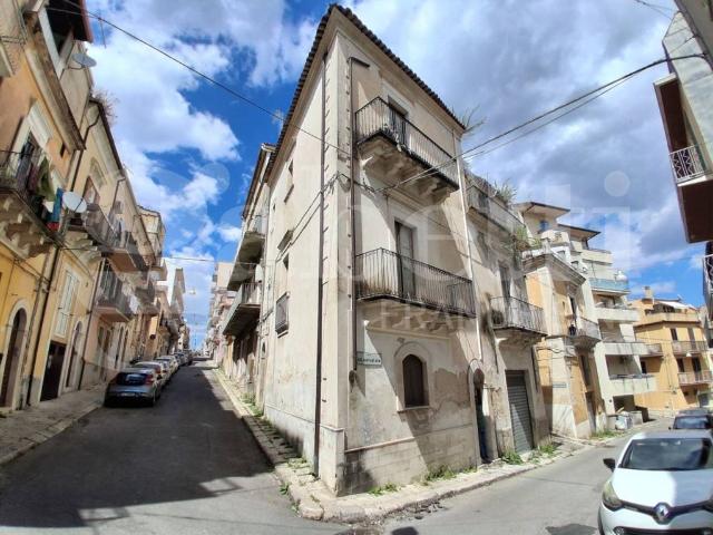 Palazzo in vendita a Cappuccini, Ragusa
