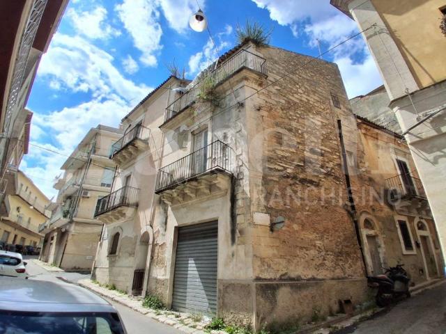 Palazzo in vendita a Cappuccini, Ragusa