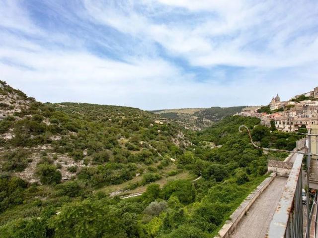 Palazzo in vendita a Ragusa Ibla, Ragusa
