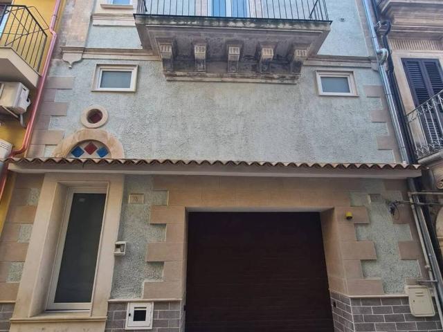 Palazzo in vendita a Ragusa Ibla, Ragusa