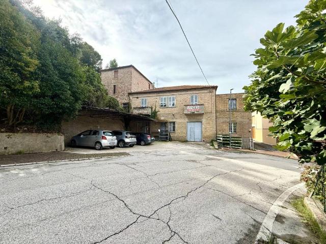 Palazzo in vendita a Castelnuovo, Marche