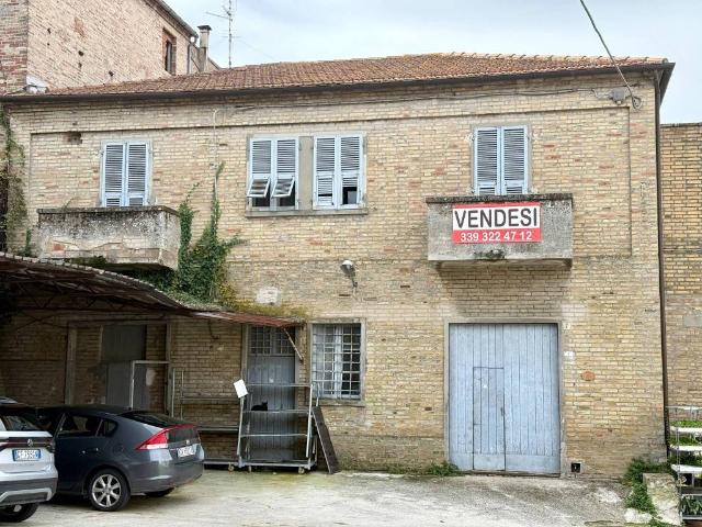 Palazzo in vendita a Castelnuovo, Marche