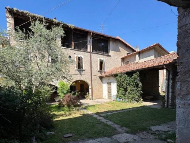 Palazzo in vendita a Rezzato, Lombardia