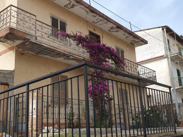 Palazzo in vendita a Brivadi, Ricadi