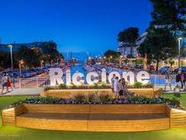 Palazzo in vendita a Abissinia, Riccione