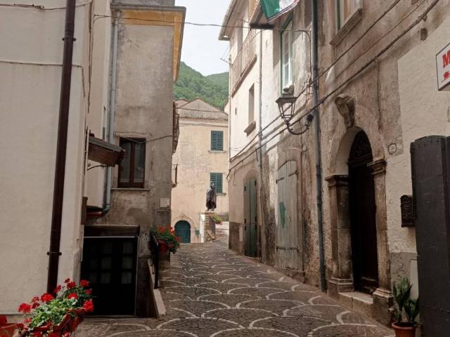 Palazzo in vendita a Roccamandolfi, Molise