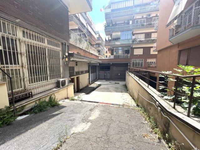 Palazzo in vendita a Tuscolano, Roma