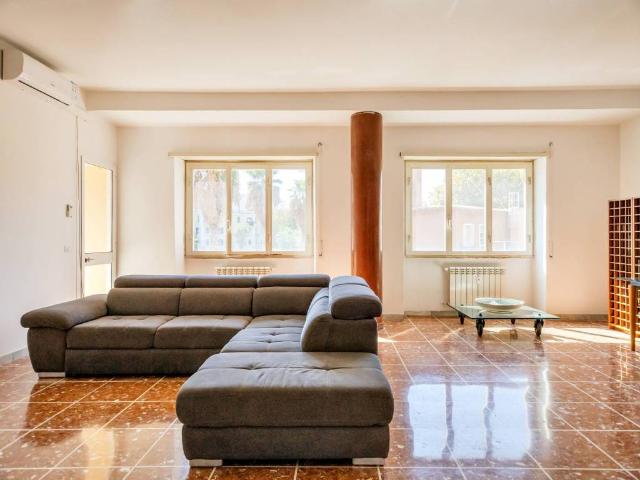 Palazzo in vendita a Lido di Ostia Levante, Roma