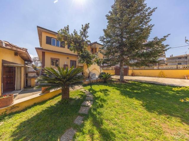 Palazzo in vendita a Borghesiana, Roma