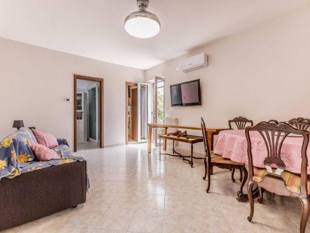 Palazzo in vendita a Saxa Rubra, Roma