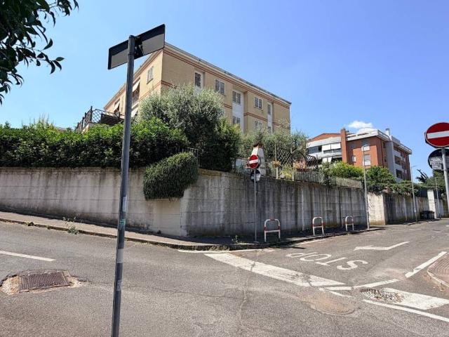 Palazzo in vendita a Fonte Laurentina, Roma Capitale